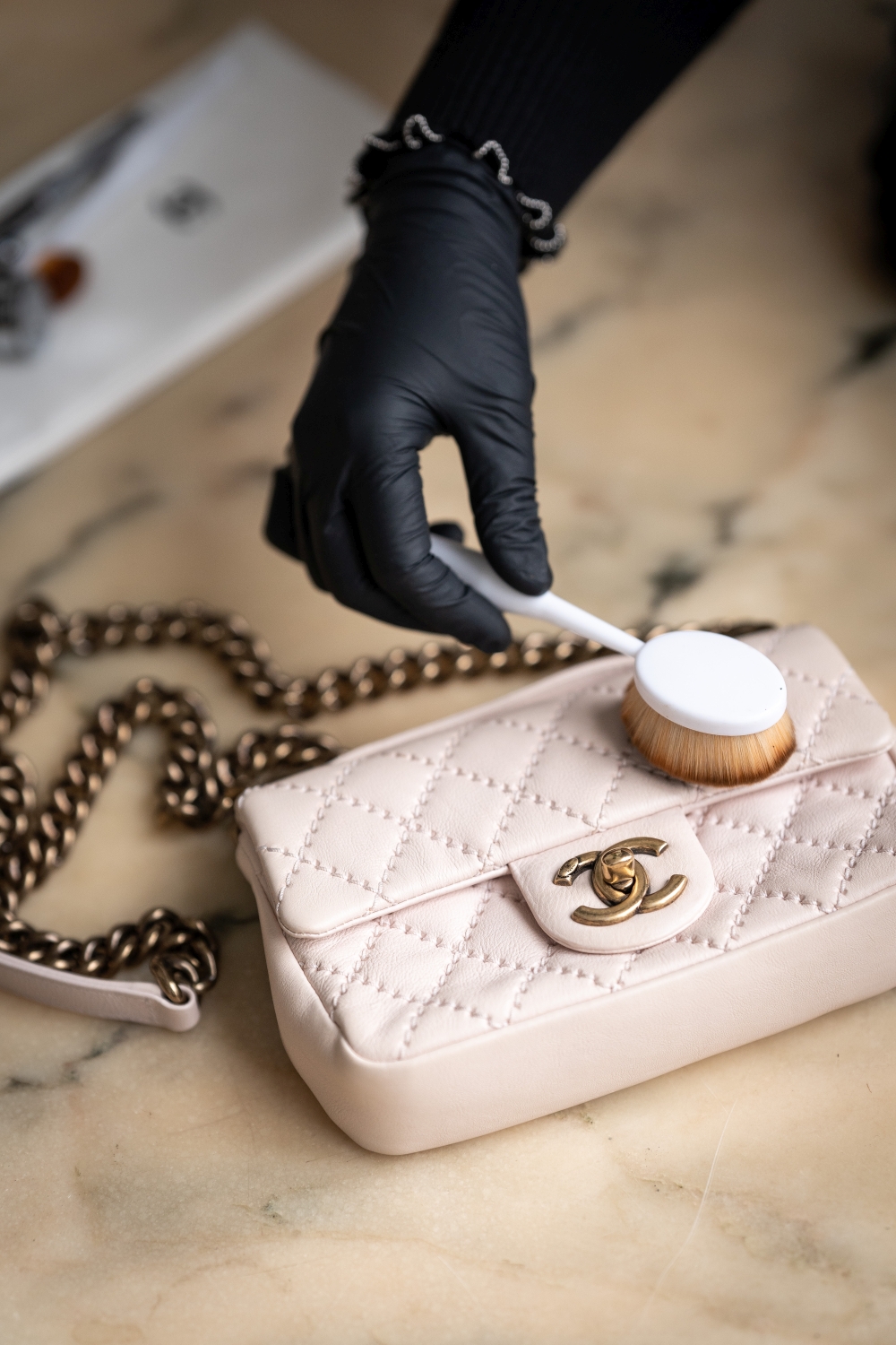 Bagspa behandeling van een luxe handtas